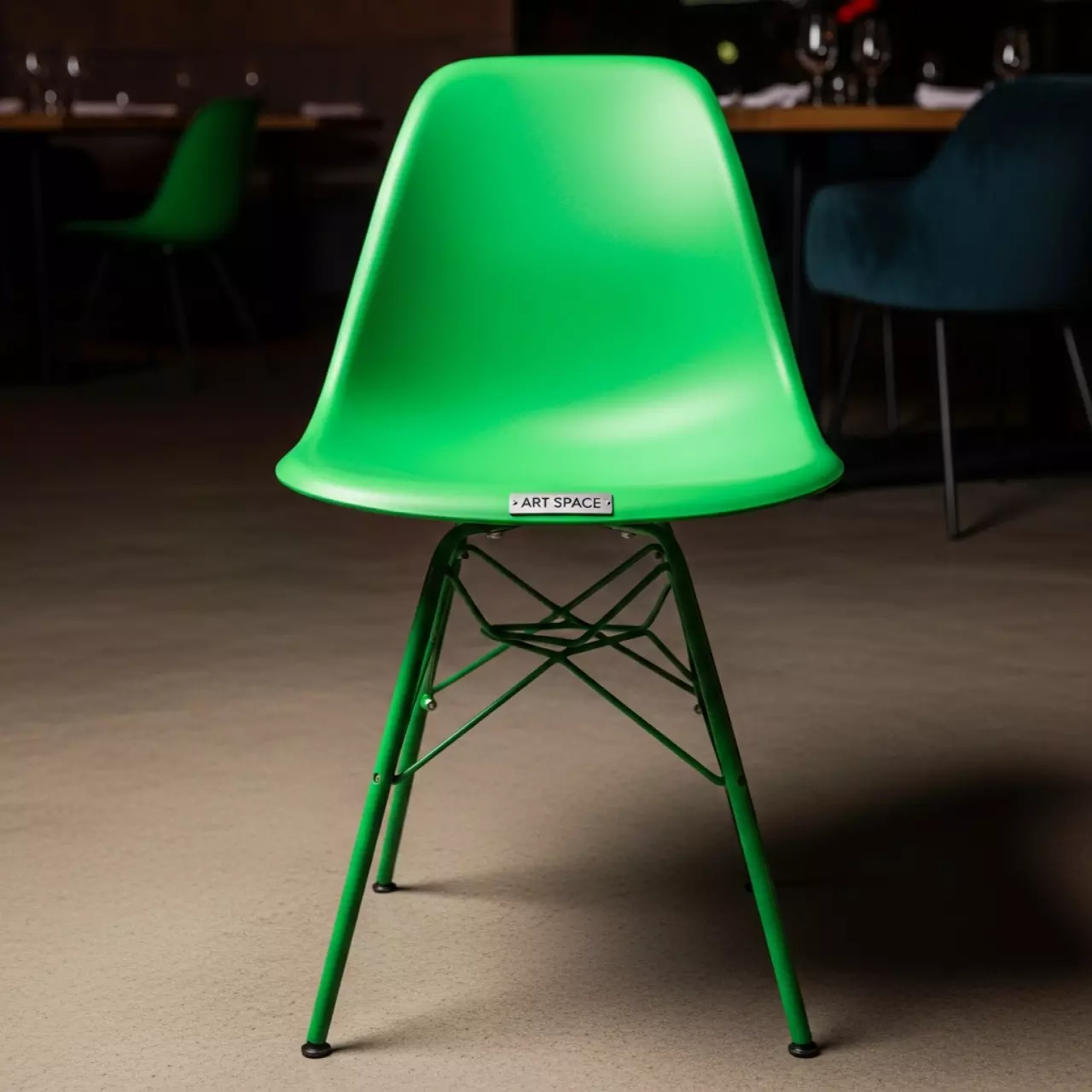 Аренда Стул зеленый металл Eames в ресторане «Баран-Рапан» — ART SPACE