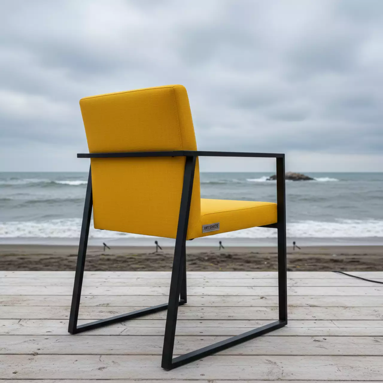 Аренда Стул желто черный Кавалла на пляже «Маяк» — ART SPACE