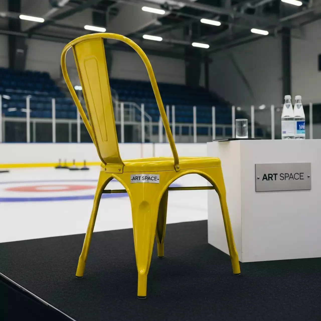 Аренда Стул желтый металлический Eames в Керлинговом центре «Ледяной куб» — ART SPACE