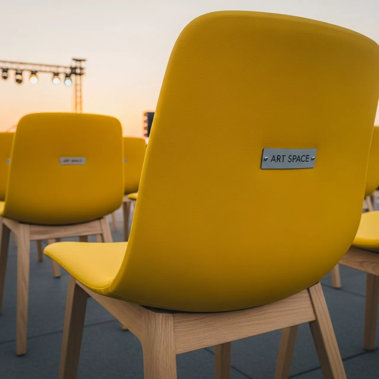 Аренда Стул желтый Terra Wood в отеле «Звездный» — ART SPACE