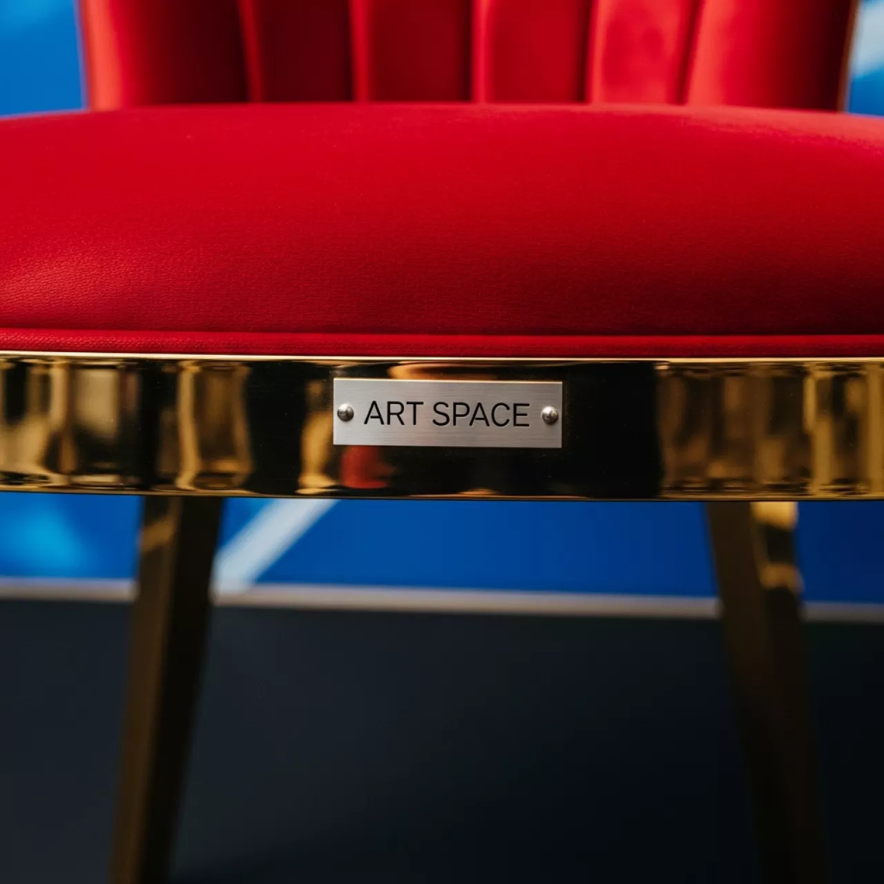 Аренда Стул золотой БРЭМ красный бархатный в Сириус Арене — ART SPACE