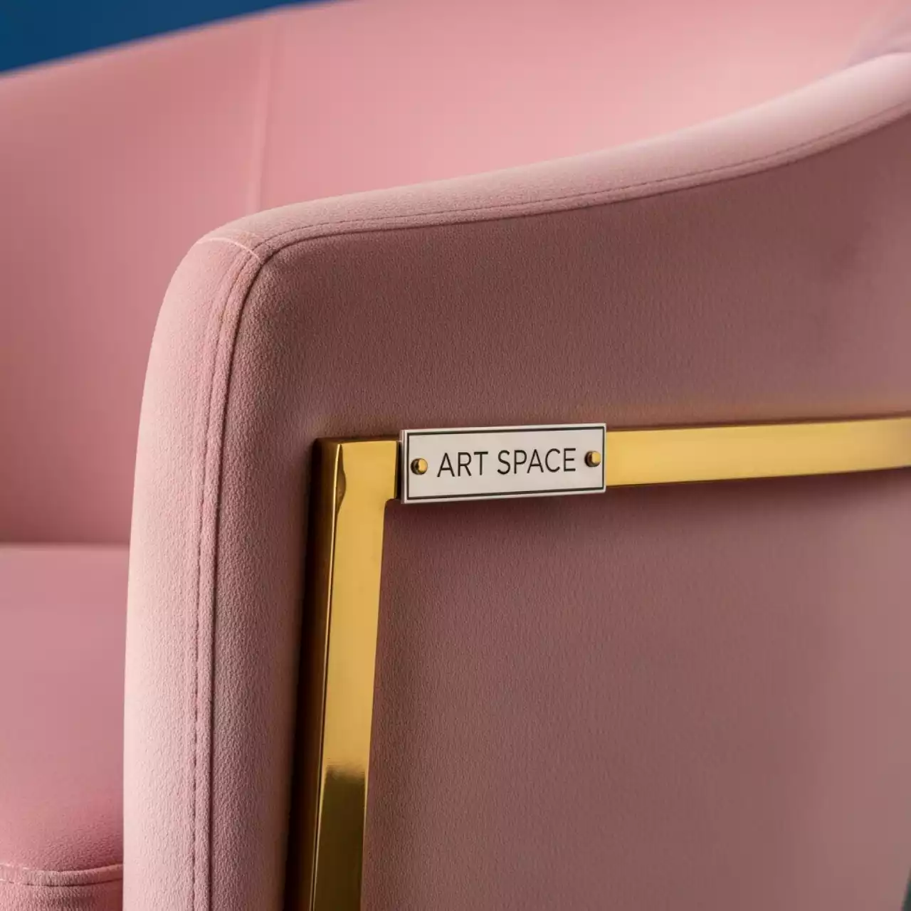 Аренда Стул золотой БРЭМ пыльно розовый бархатный в Cosmos Sochi Hotel — ART SPACE