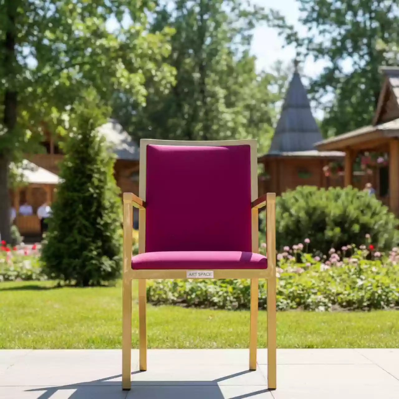 Аренда Стул золотой ДЮПОН фуксия в этно-парке «Моя Россия» — ART SPACE