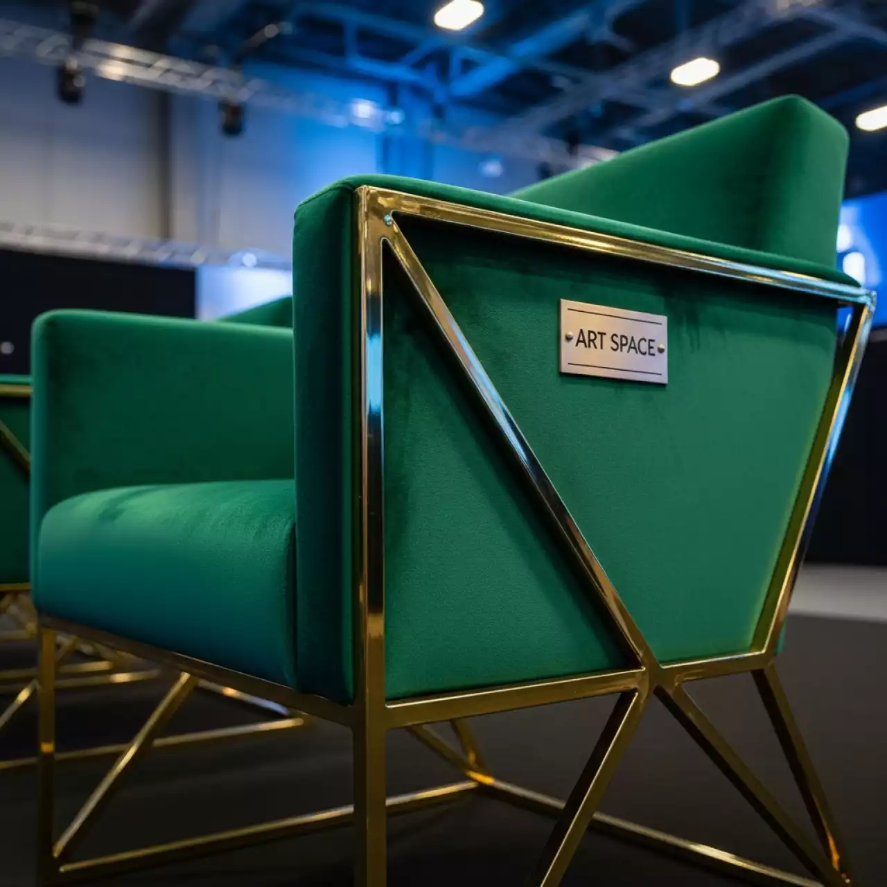 Аренда Стул золотой изумрудный бархатный ОКТАВА в конгресс-холле отеля Жемчужина — ART SPACE