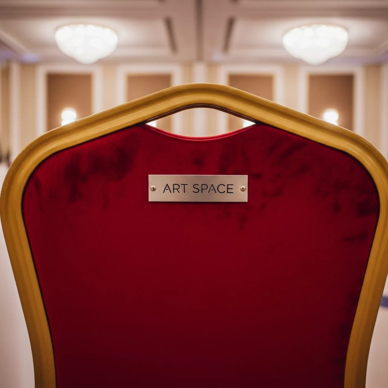 Аренда Стул золотой ОКТАВА красный бархатный в Cosmos Sochi Hotel — ART SPACE