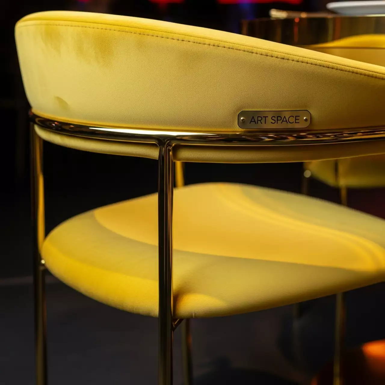 Аренда Стул золотой ОКТАВА лимонный бархат в Stella di Mosca — ART SPACE