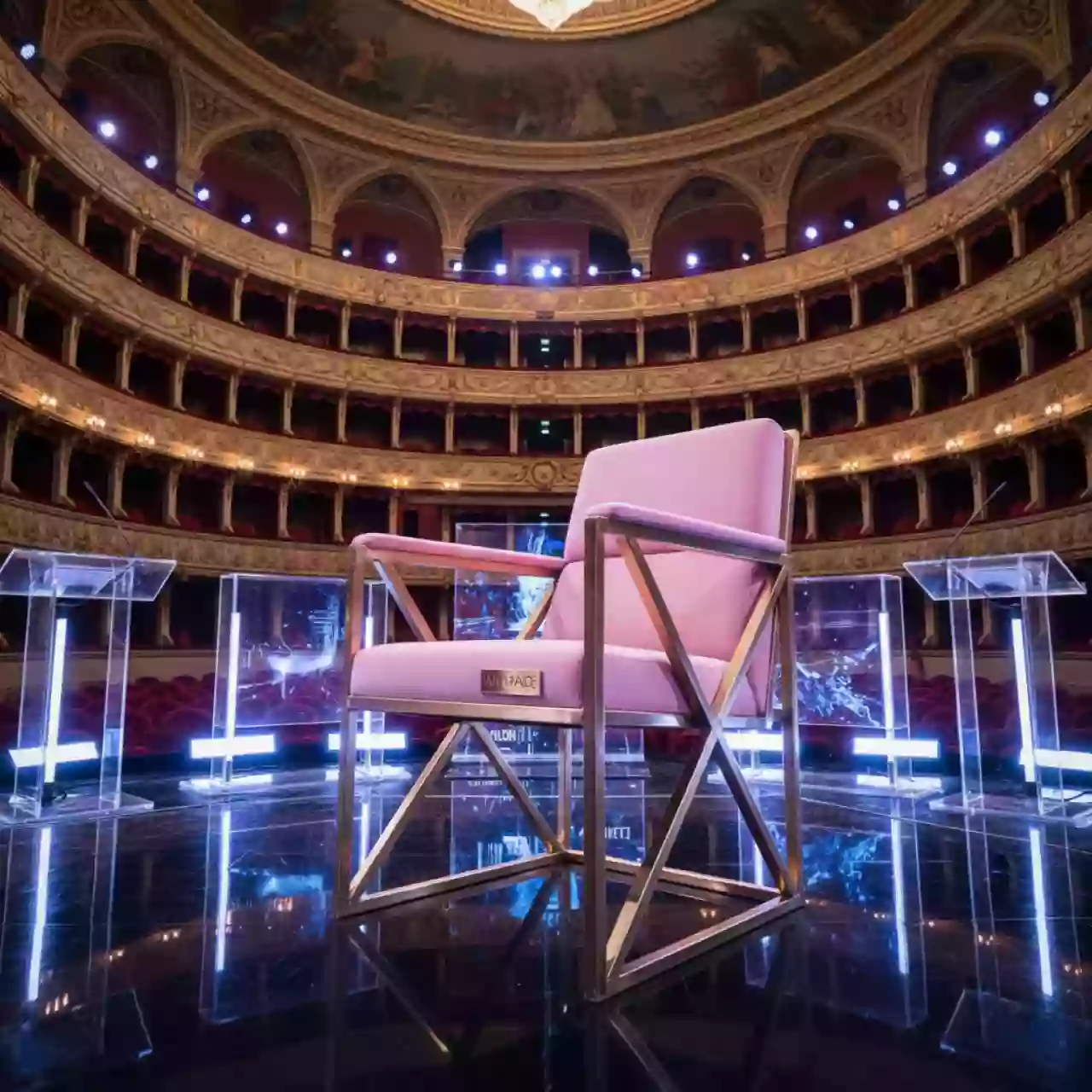 Аренда Стул золотой ОКТАВА розовый бархат в Зимнем театре — ART SPACE