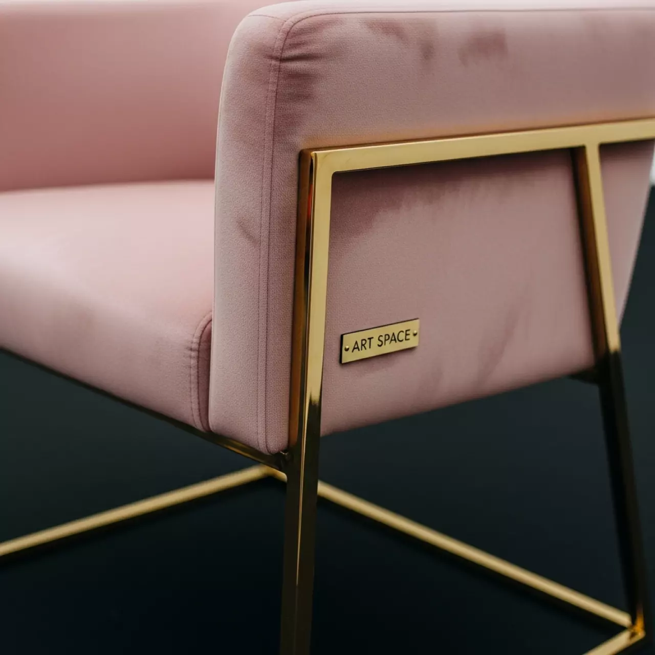 Аренда Стул золотой пыльно розовый бархат БРЭМ в Sport Inn Hotel & Wellness — ART SPACE