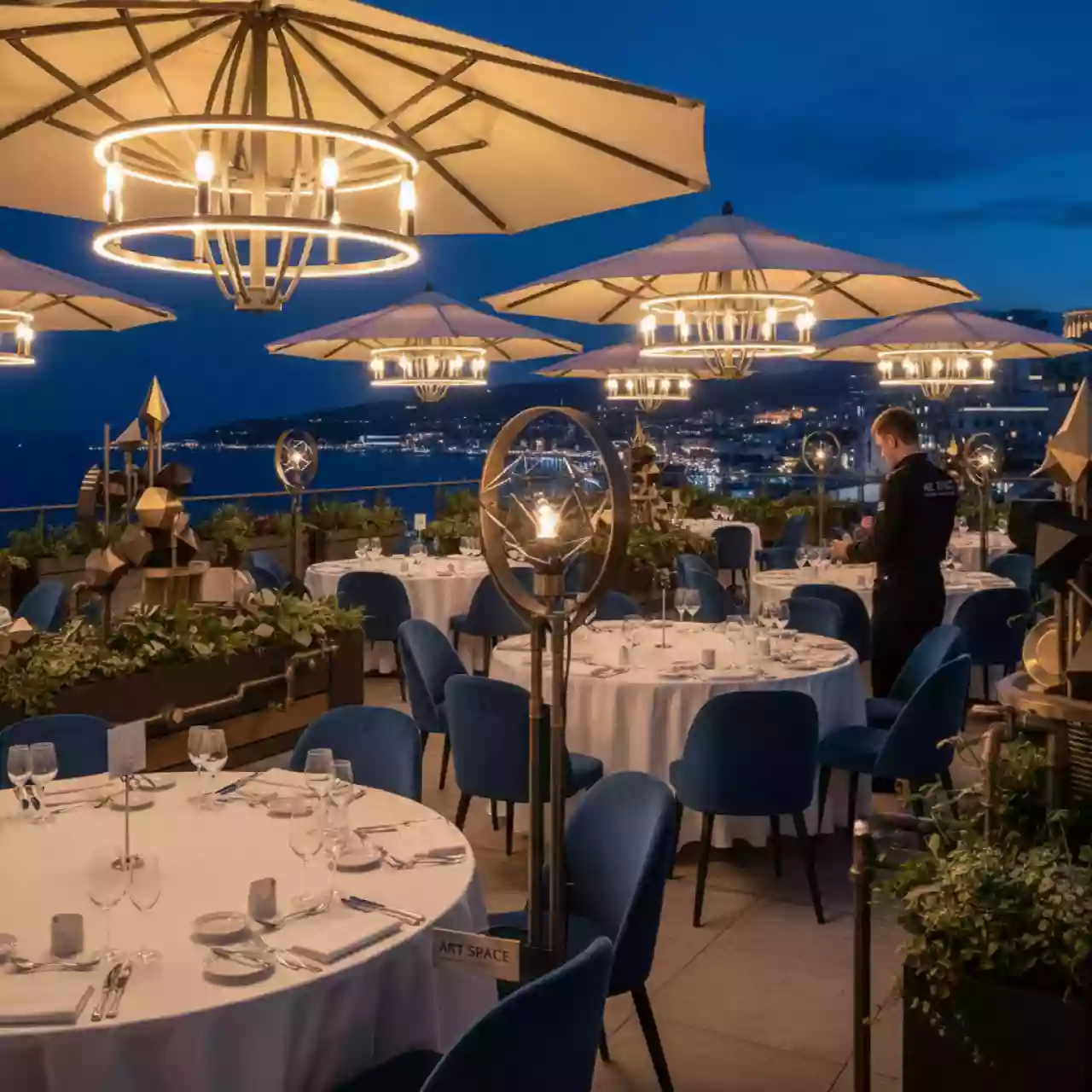 Аренда Светильник для зонта Galaxia QuattroLED от батареи в Гранд Отель Сочи — ART SPACE