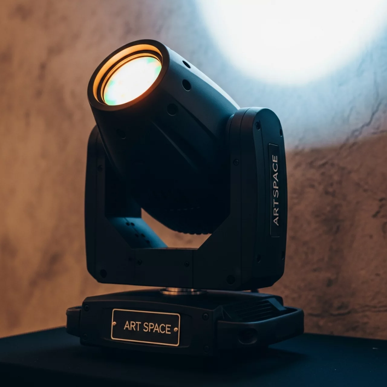 Аренда Светильник заливного света Involight LED Arch 300T в ресторане «D.O.M» — ART SPACE