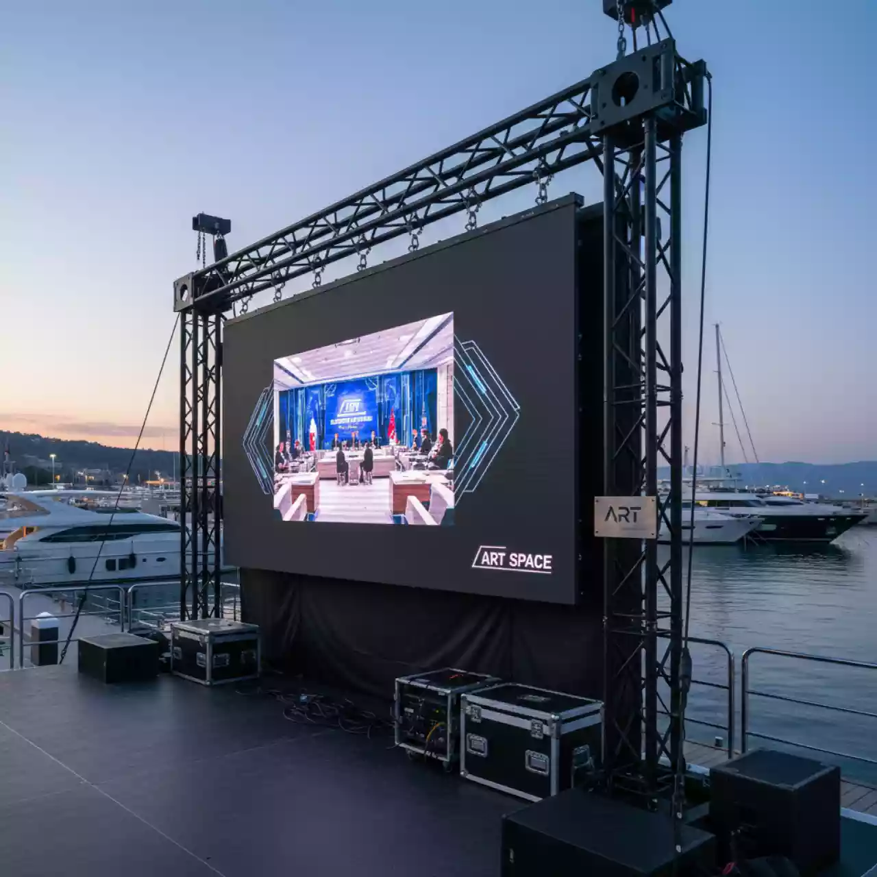 Аренда Светодиодный экран Visualeader M6,4 Nationstar Gold Wire 1280x960 на VIP-яхте (Имеретинский порт) — ART SPACE