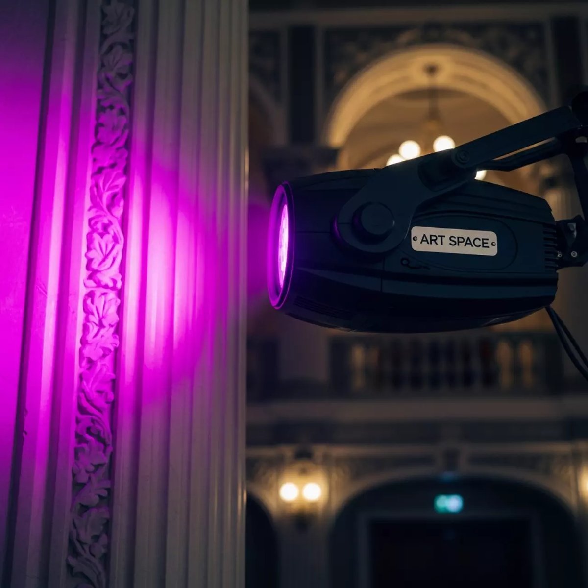 Аренда Светодиодный прибор заливки Martin MAC 101 в ресторане «Паруса» — ART SPACE