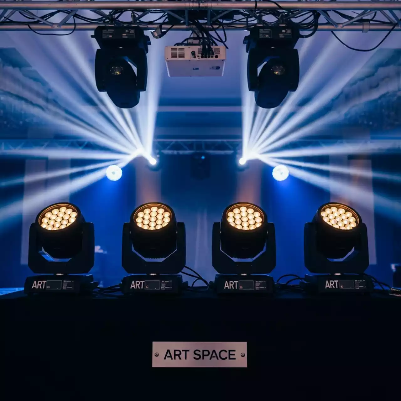 Аренда Световое оборудование комплект № 3 в банкетном зале «Дельфин» — ART SPACE