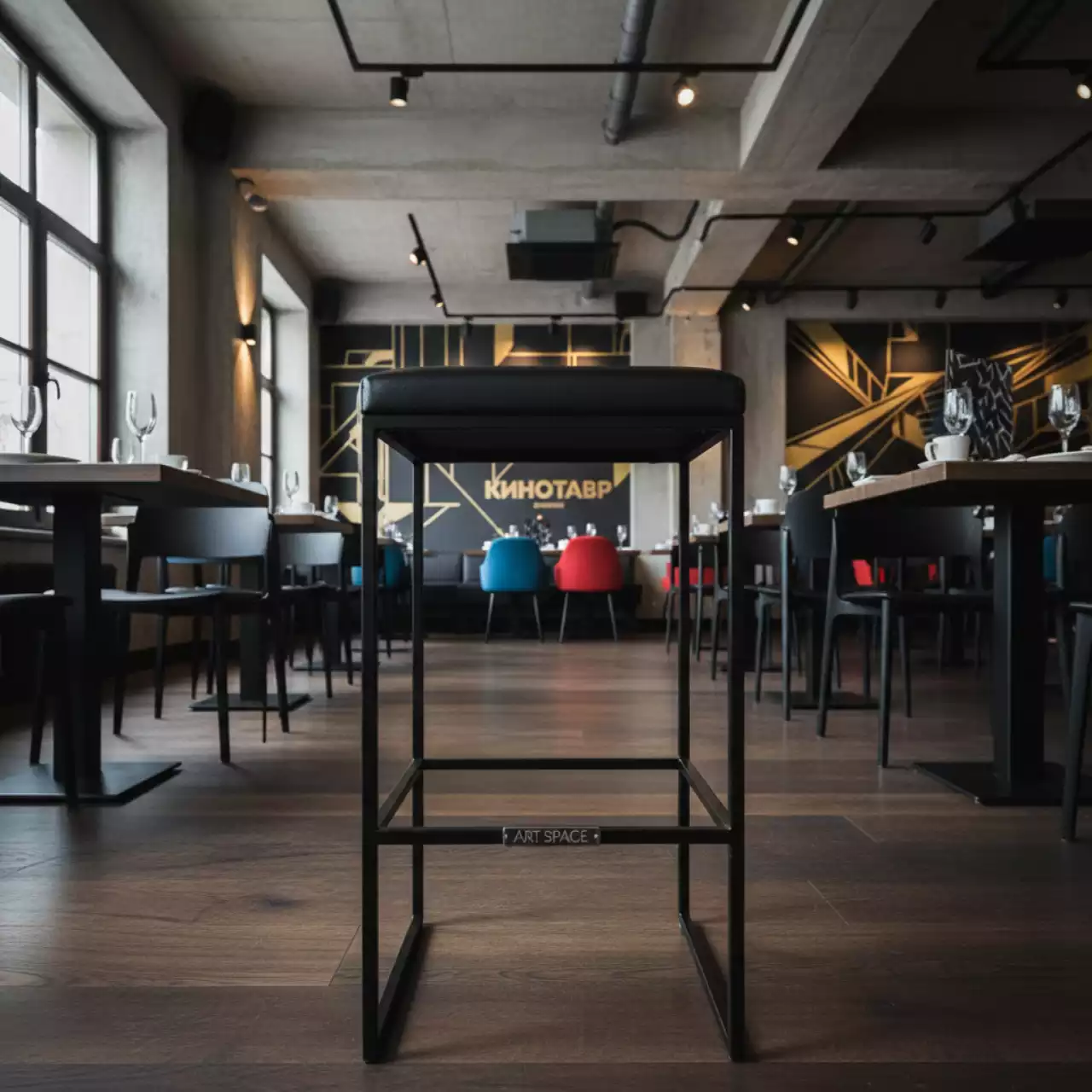 Аренда Табурет Лофт 11 М экокожа BLACK каркас черный Ral 9005 в ресторане «Баран-Рапан» — ART SPACE