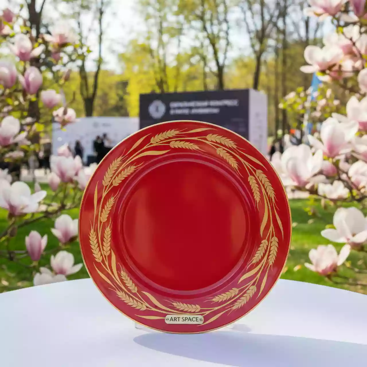 Аренда Тарелка Колосок красная в парке «Ривьера» — ART SPACE