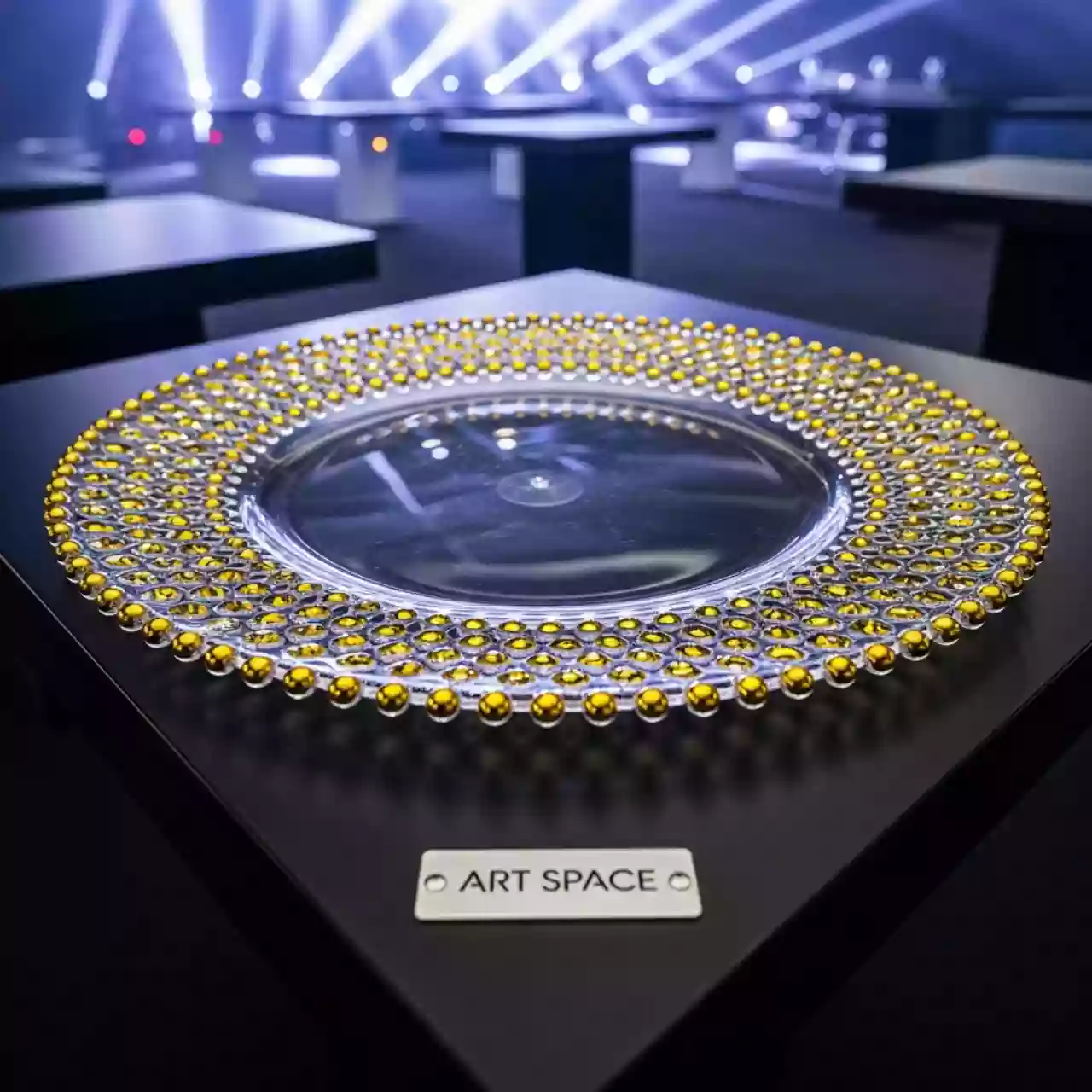 Аренда Тарелка подстановочная Барбара пластиковая с золотыми бусинками 33 см в VK Stadium Sirius — ART SPACE