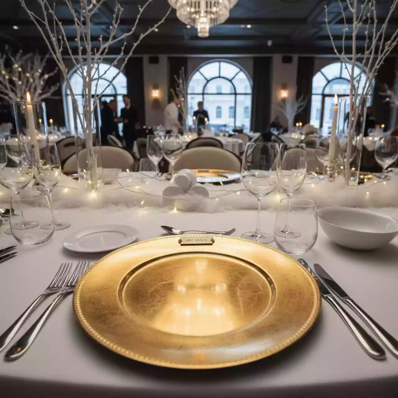 Аренда Тарелка подстановочная КАМЕО золотая в ресторане «D.O.M» — ART SPACE