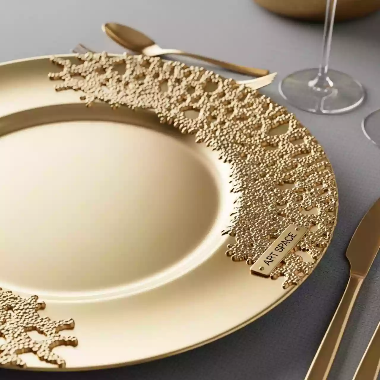 Аренда Тарелка подстановочная Коралл золото 35 см в МФК «Горный» — ART SPACE