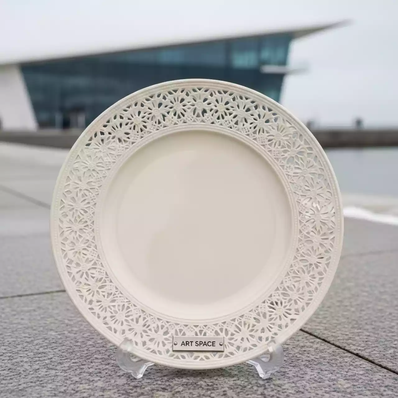 Аренда Тарелка подстановочная Кружево кремовая 33 см на Имеретинской набережной — ART SPACE