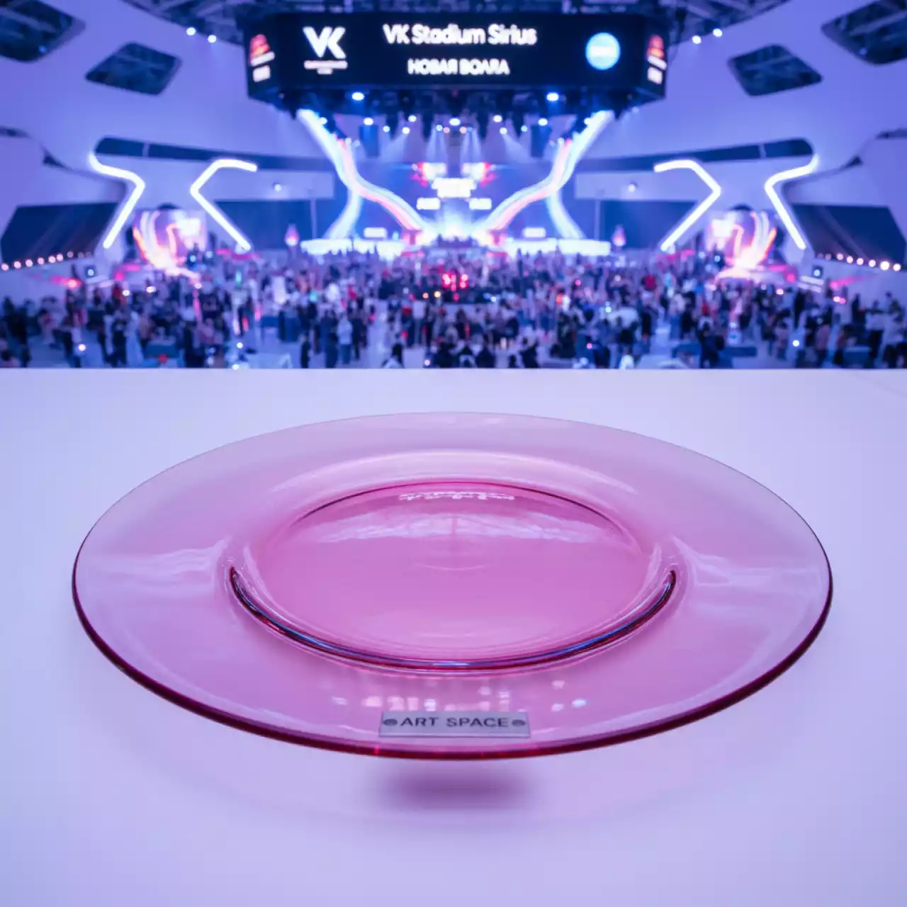 Аренда Тарелка подстановочная розовая Аликанте 33 см в VK Stadium Sirius — ART SPACE