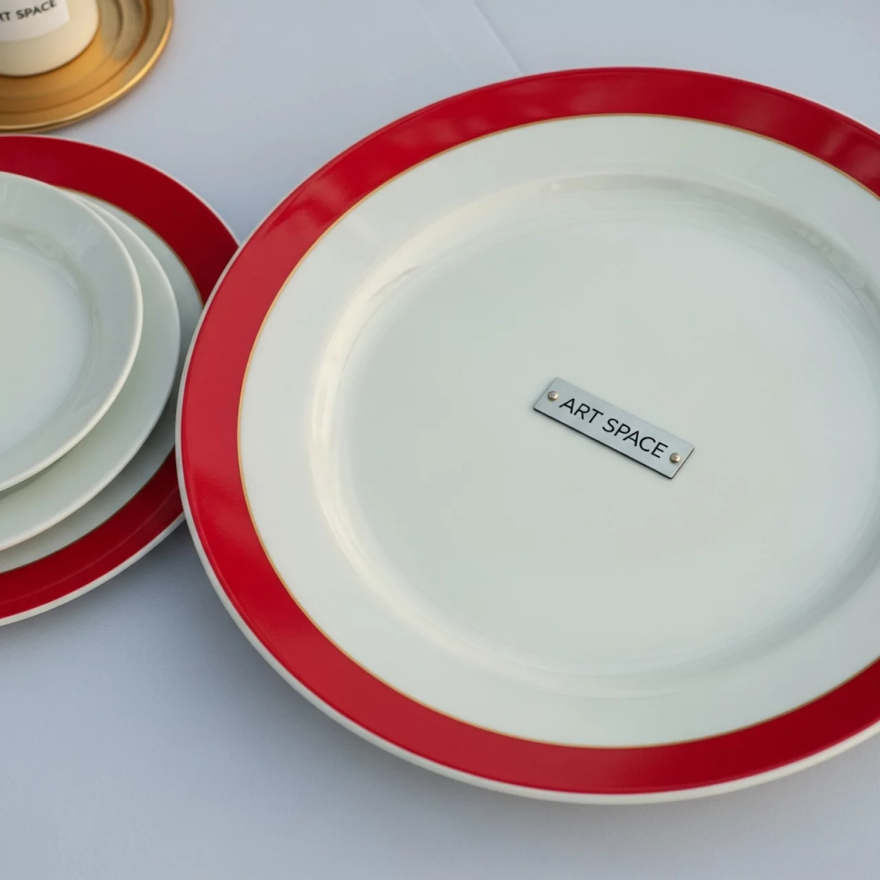 Аренда Тарелка подстановочная с красным кантом Берганса на арене «Фишт» — ART SPACE
