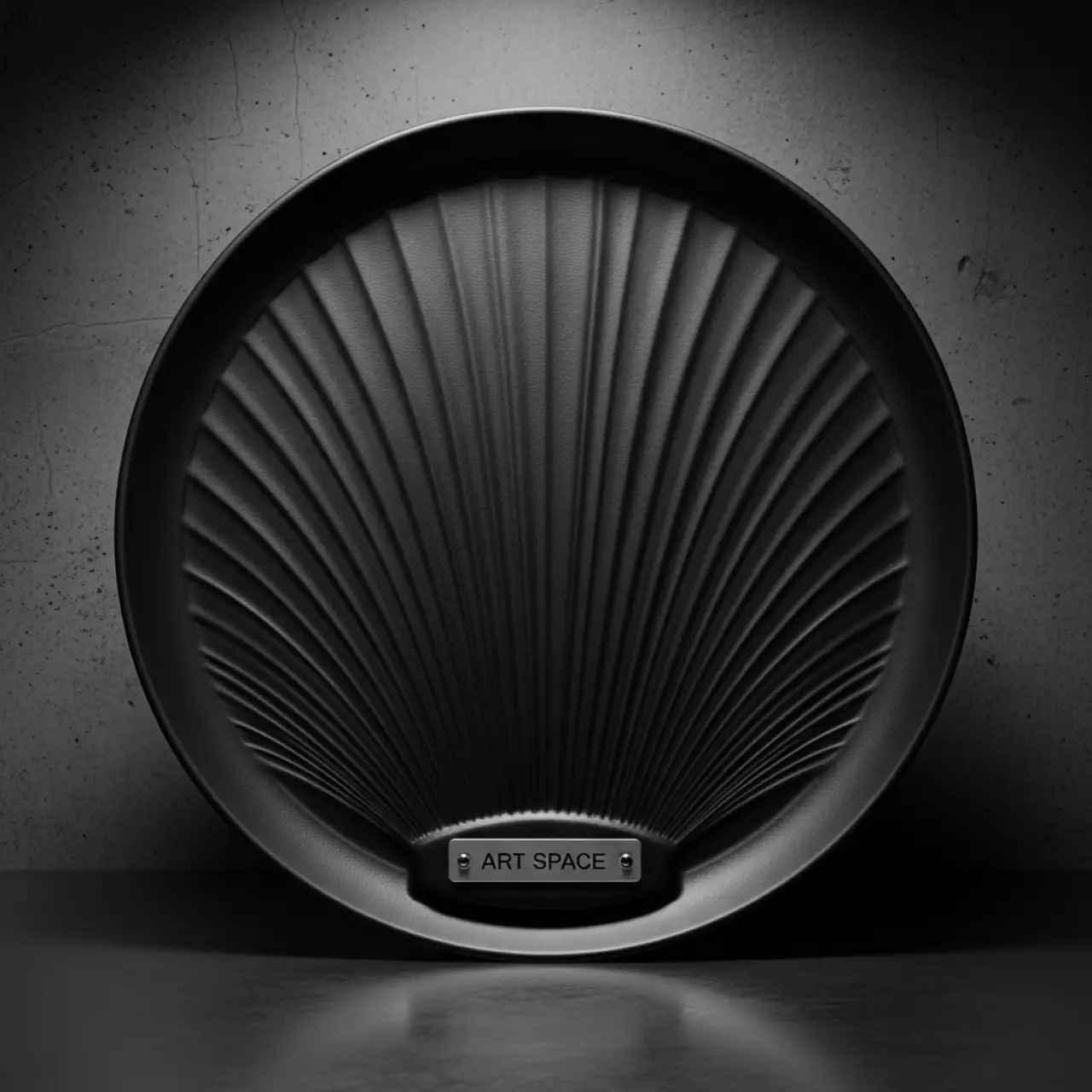 Аренда Тарелка подстановочная Shell черная 330 мм в санатории «Заполярье» — ART SPACE