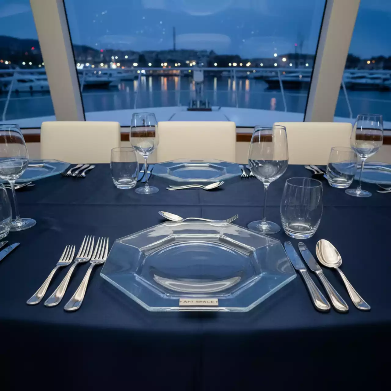 Аренда Тарелка шестиугольная стекло 270 мм на VIP теплоходе (Морпорт Сочи) — ART SPACE