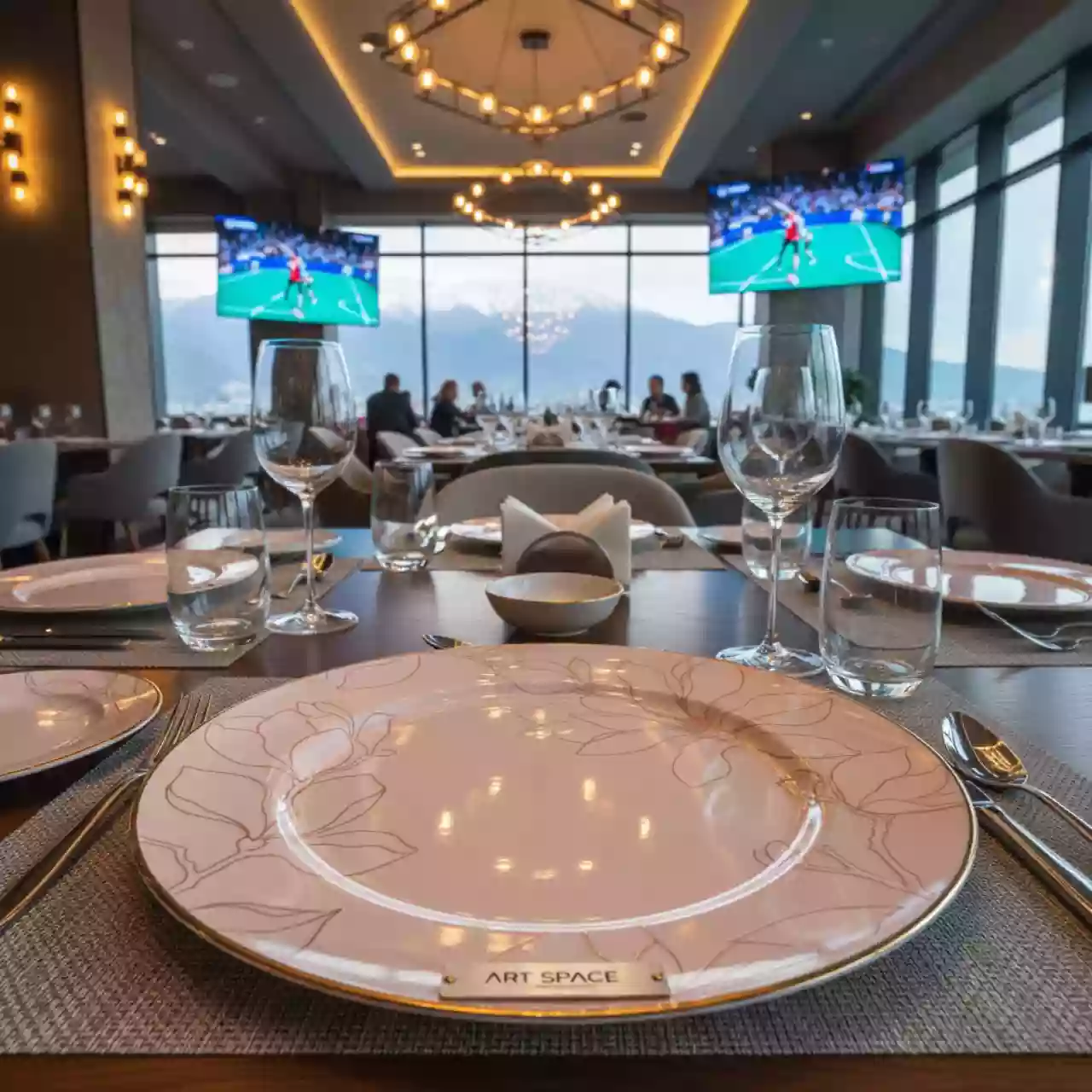 Аренда Тарелка закусочная Магнолия розовая с золотой каймой D 20 см H 3,5 см в ресторане «Высота 5642» — ART SPACE