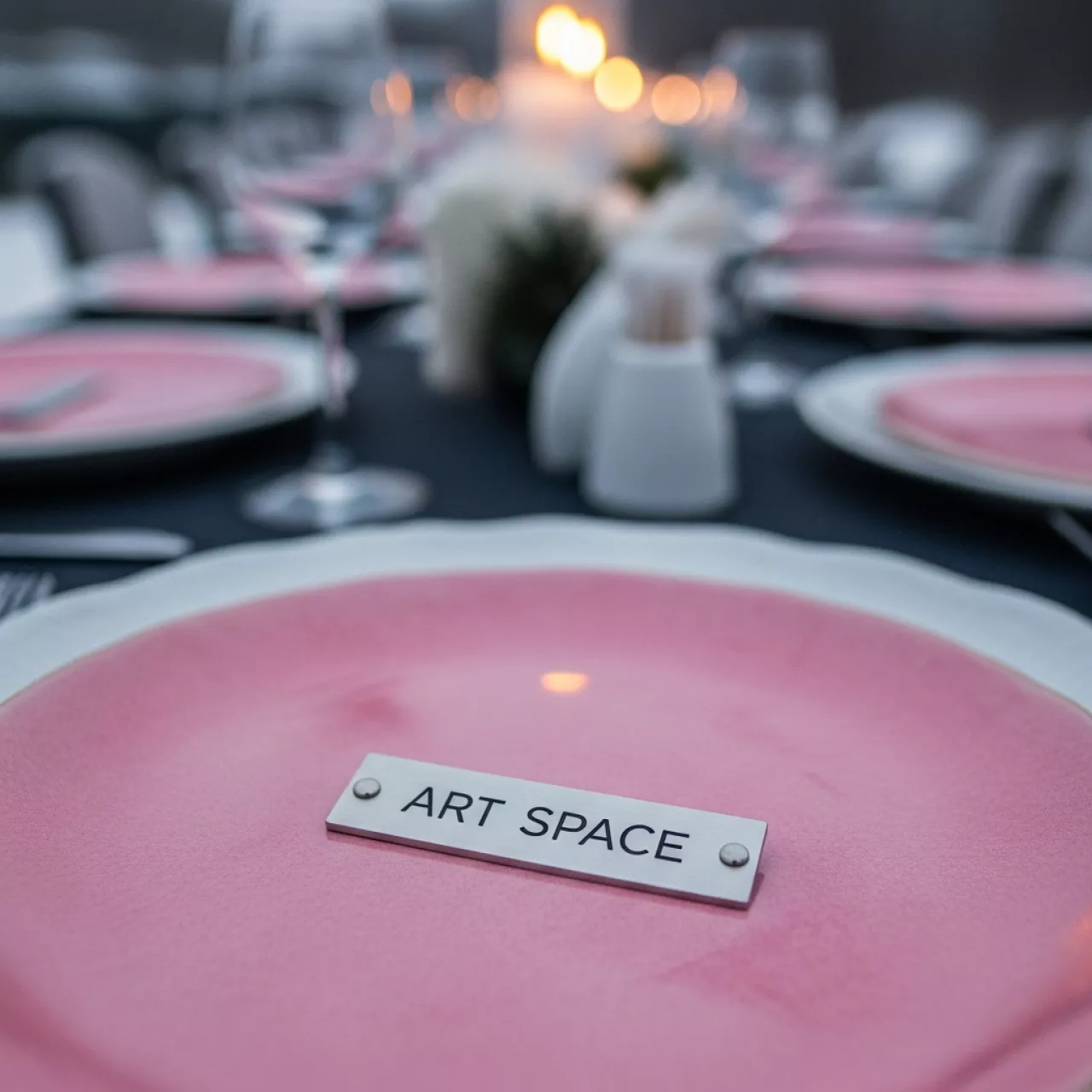 Аренда Тарелки АКВАРЕЛЬ розовые в ресторане «Баран-Рапан» — ART SPACE