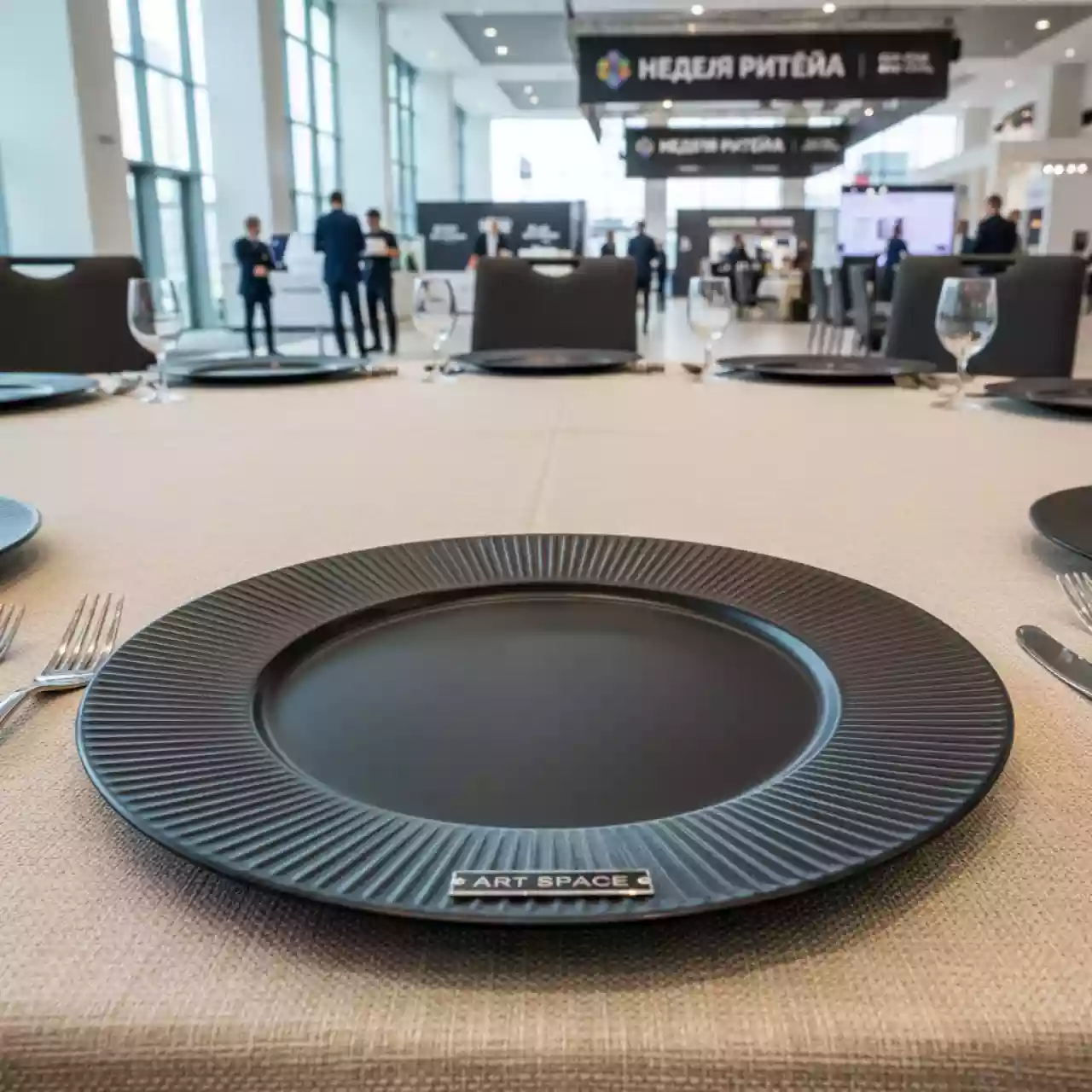 Аренда Тарелки подстановочной Shell черная 33 см в Сочи Парк Отеле — ART SPACE