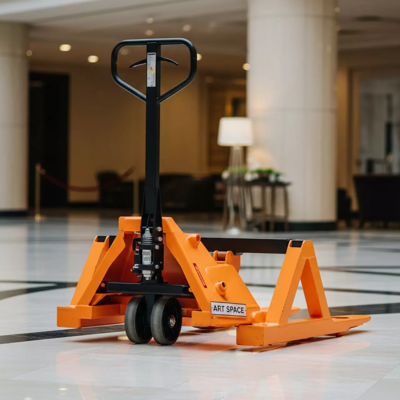 Аренда Тележка гидравлическая специальная Tisel T20R700 для рулонов в гранд-отеле «Жемчужина» — ART SPACE