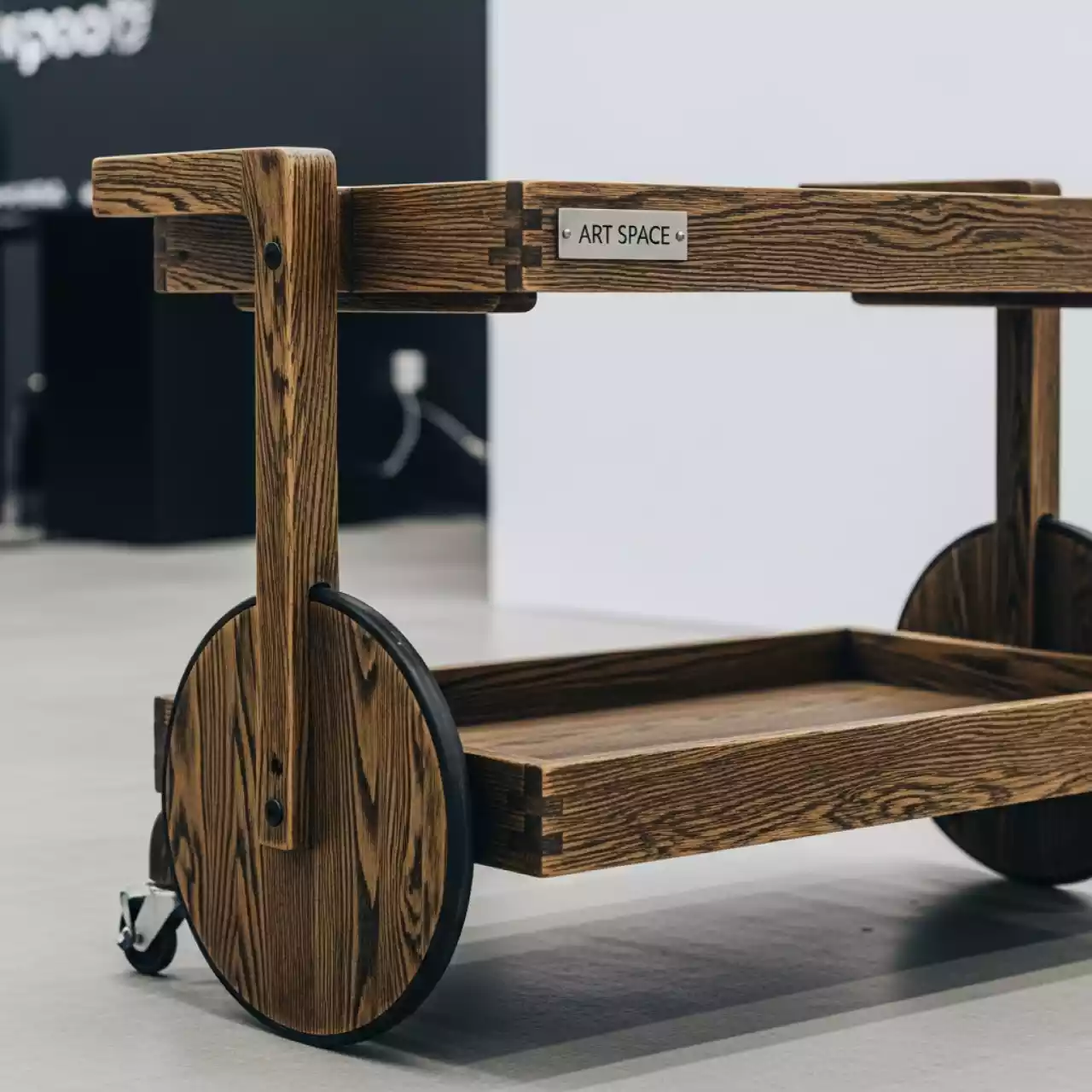 Аренда Тележка сервировочная из дерева Old в Керлинговом центре «Ледяной куб» — ART SPACE