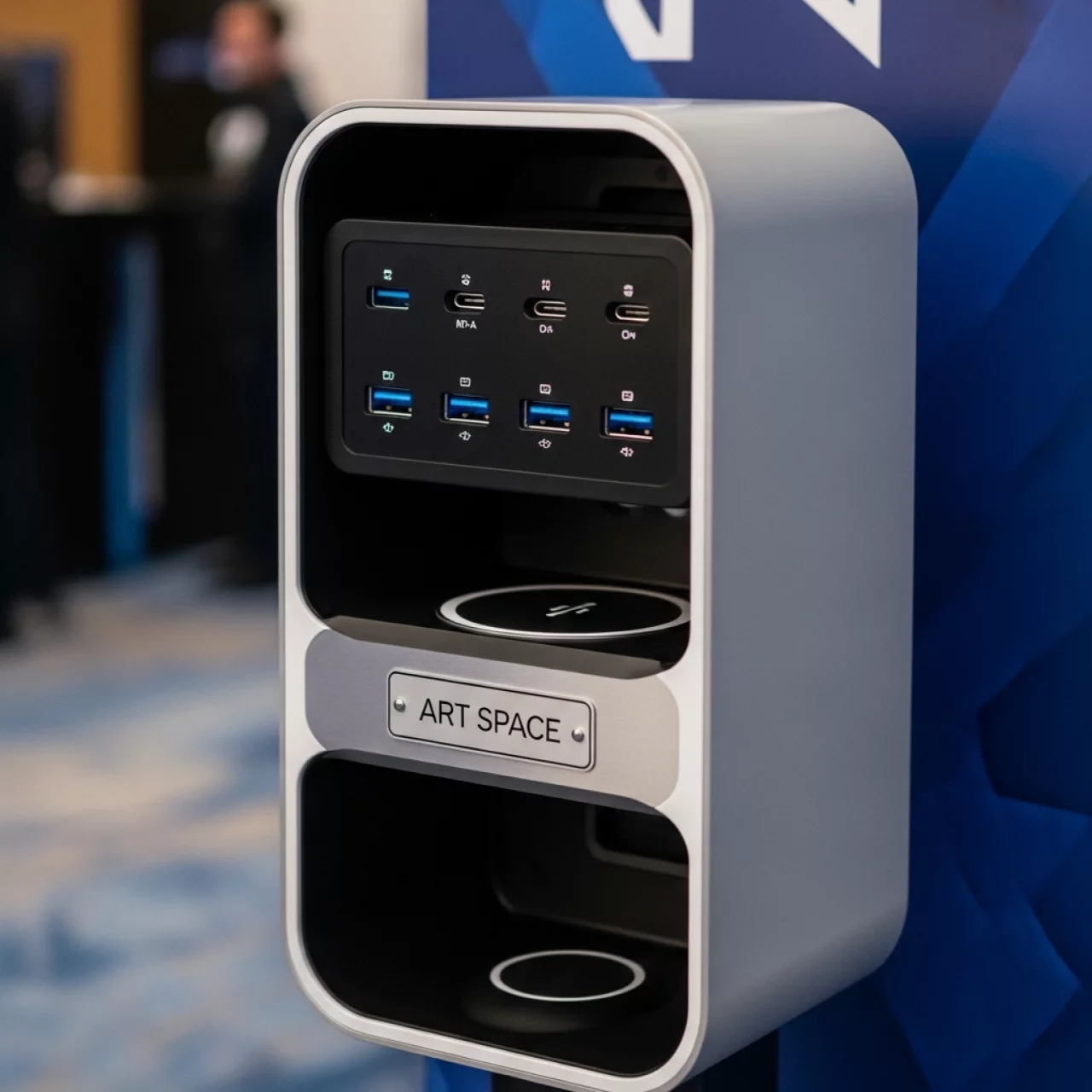 Аренда Терминал зарядки для телефонов и гаджетов в отеле Radisson Lazurnaya — ART SPACE