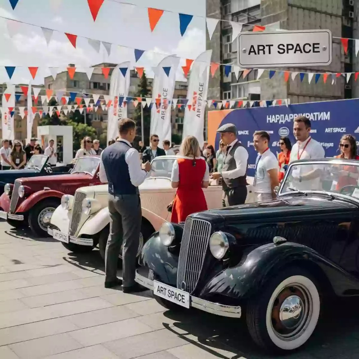 Аренда Тимбилдинг Гонки на машинах Чаплина на Медальной площади — ART SPACE