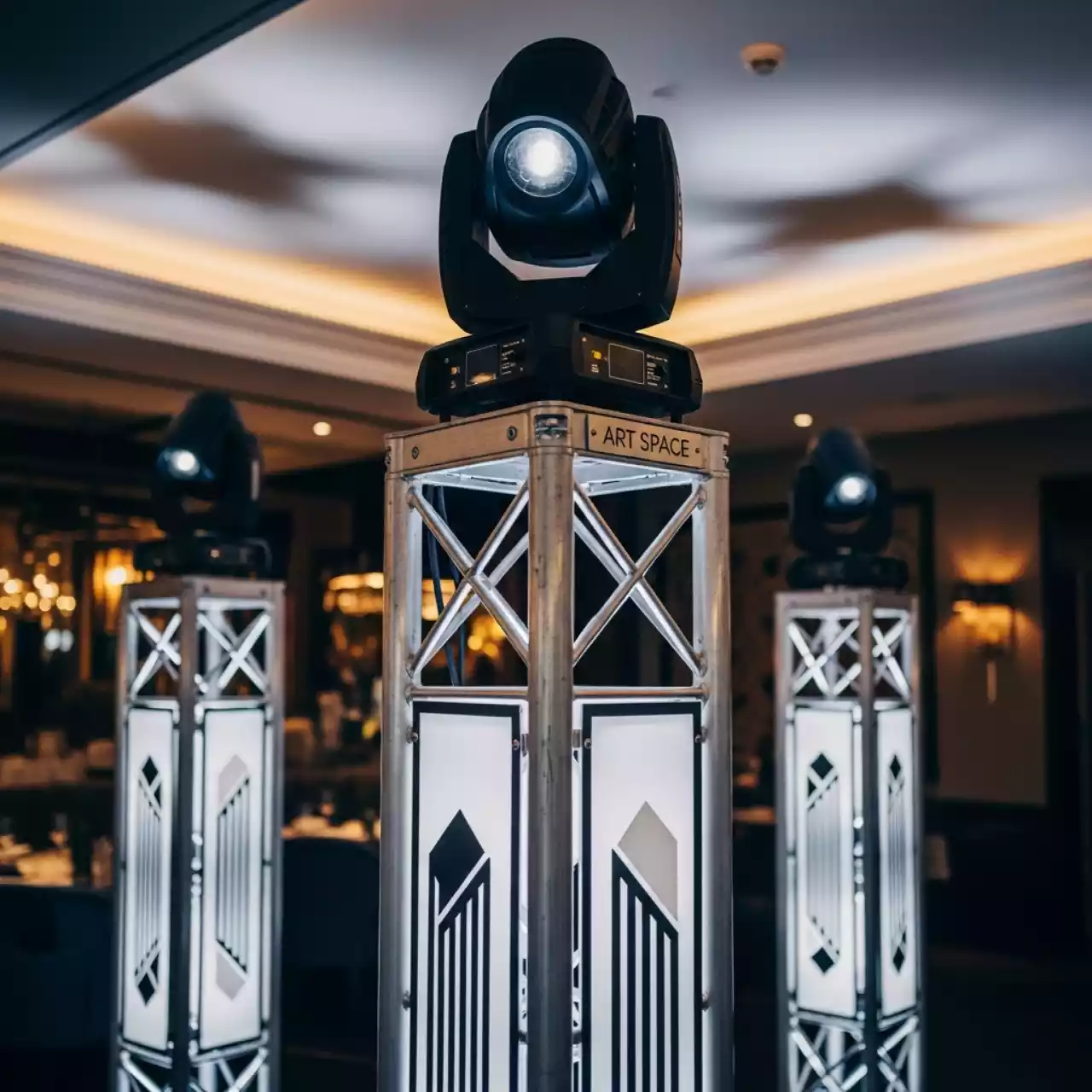 Аренда Тотемы из алюминиевых ферм для вращающихся голов в ресторане «Плакучая Ива» — ART SPACE