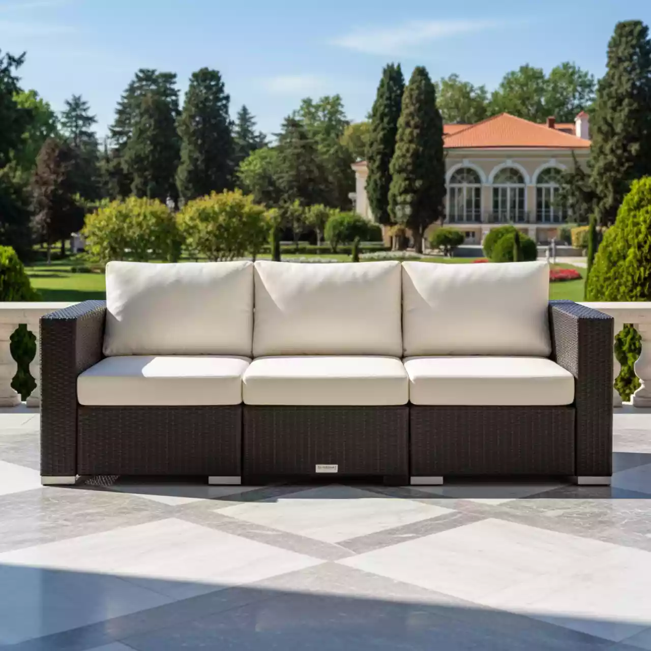 Аренда Трехместный диван из искусственного ротанга YH C3881W в санатории «Черноморье» — ART SPACE