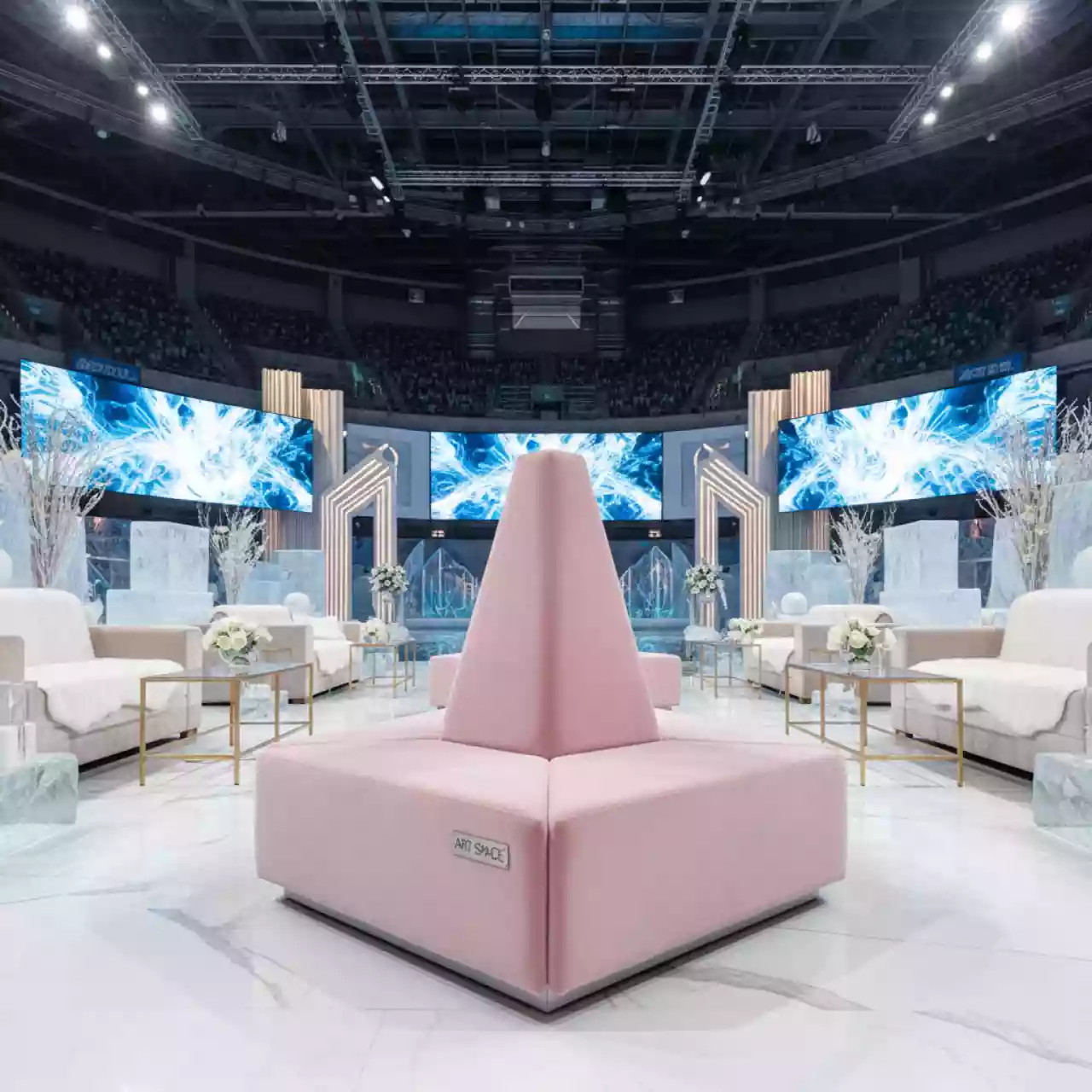 Аренда Треугольный пуф бледно розовый в Ледовом дворце «Айсберг» — ART SPACE