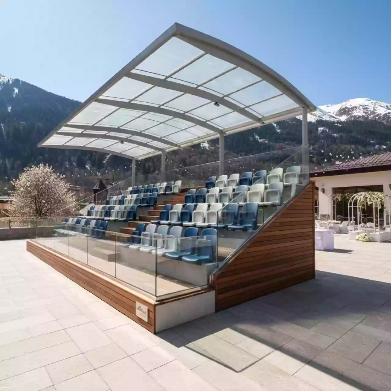 Аренда Трибуна для зрителей VIP на 4 ряда с крышей в Radisson Hotel Rosa Khutor — ART SPACE