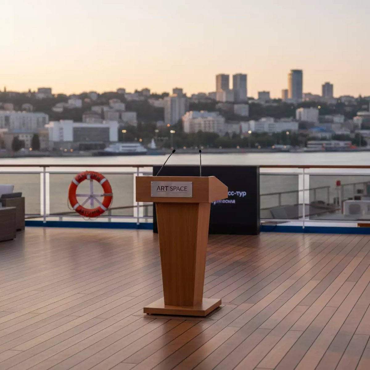 Аренда Трибуны цвета яблоня на теплоходе «Дагомыс» — ART SPACE