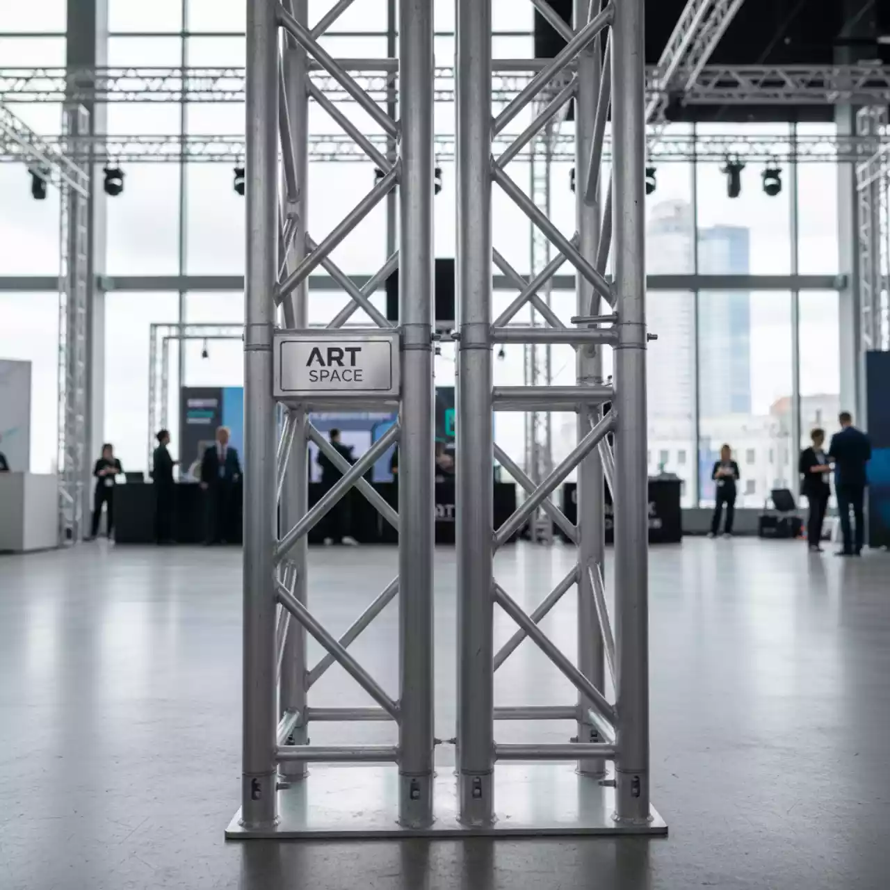 Аренда Угол для фермы 2 сторонний алюминиевый Layher H 30V в Panorama by Mercure — ART SPACE