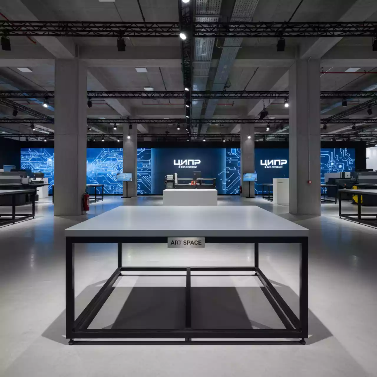 Аренда Упаковочный стол 50х50 см для MOHR в МФК «Горный» — ART SPACE