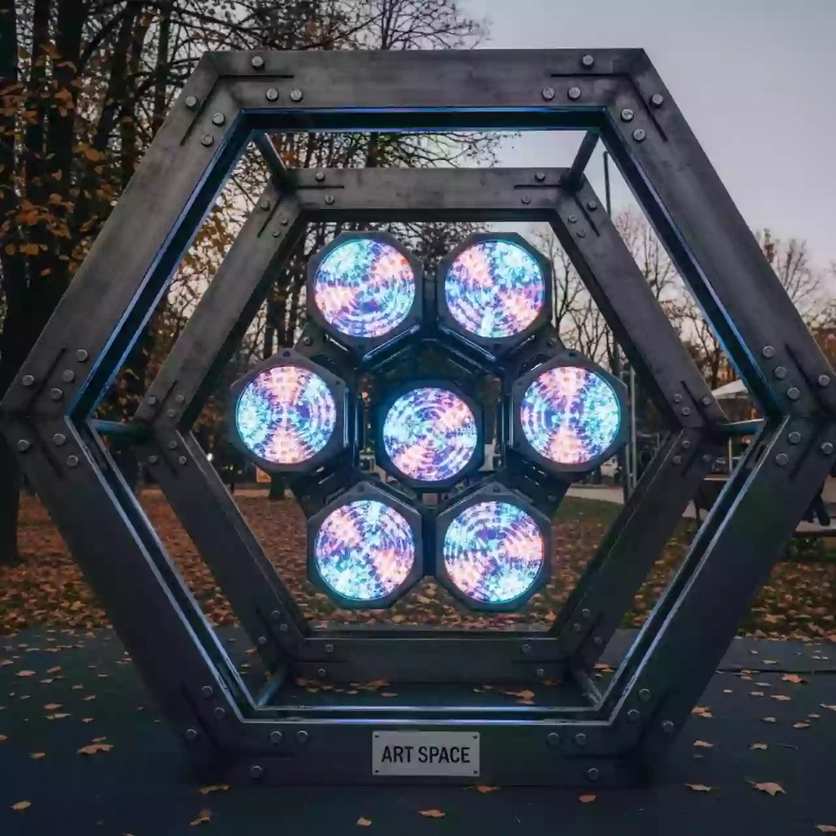 Аренда Установка цветомузыкальная шестиугольная в парке «Ривьера» — ART SPACE