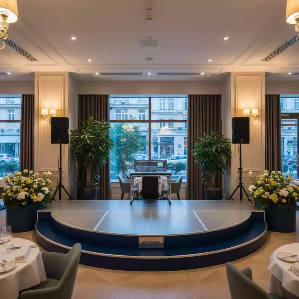 Аренда Установка подиума полукруглого радиус 3 м в ресторане «Сыроварня» — ART SPACE