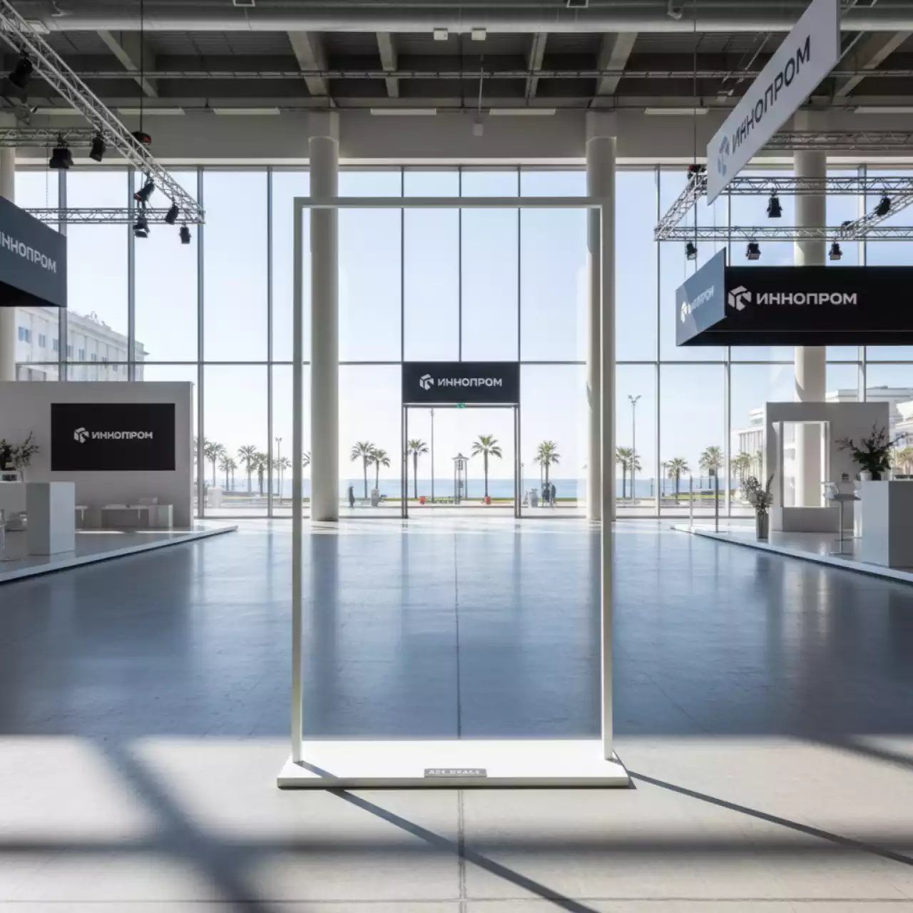 Аренда Вешалка напольная Minimal White Vers 2 на Имеретинской набережной — ART SPACE