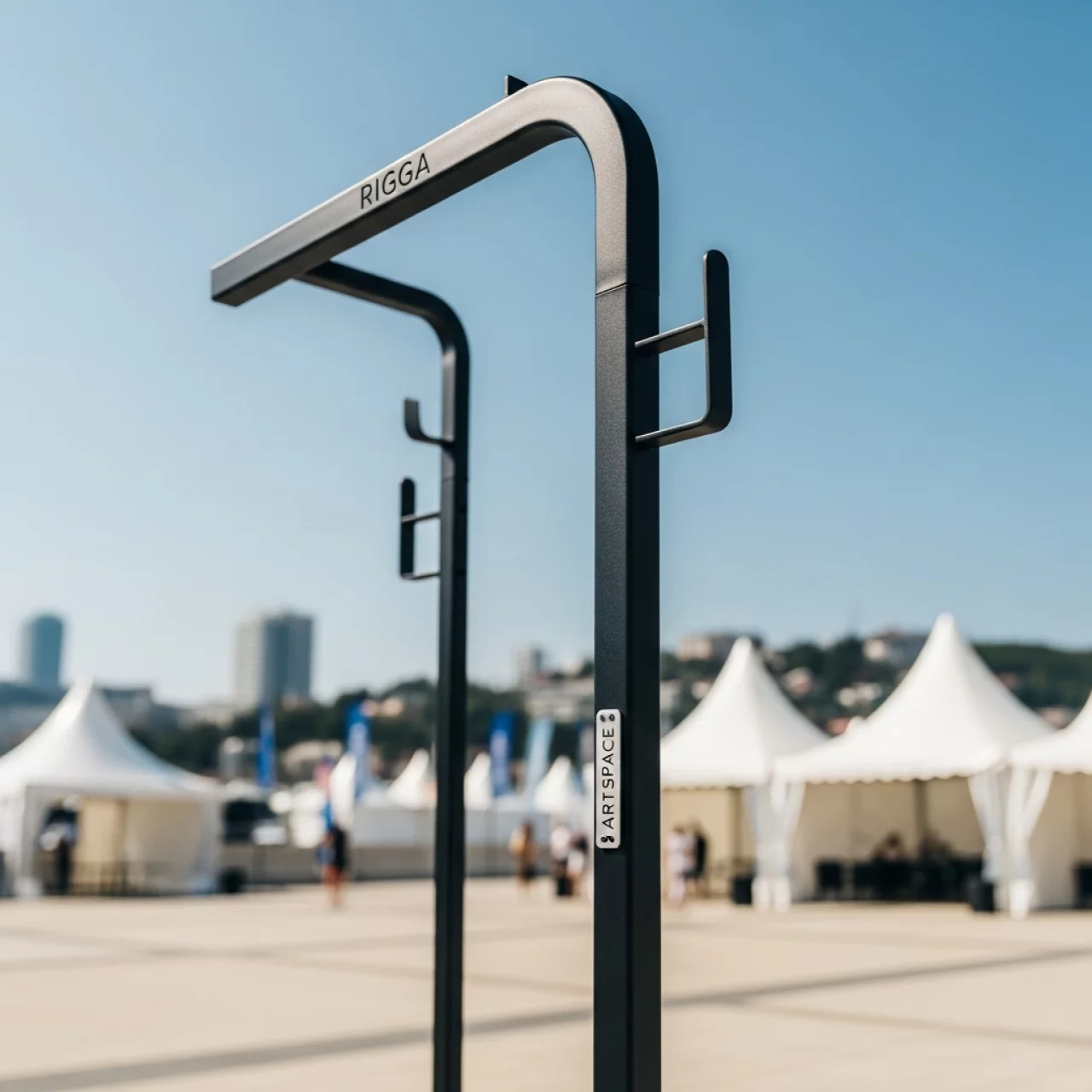 Аренда Вешалка напольная rigga black на территории Морпорта Сочи — ART SPACE