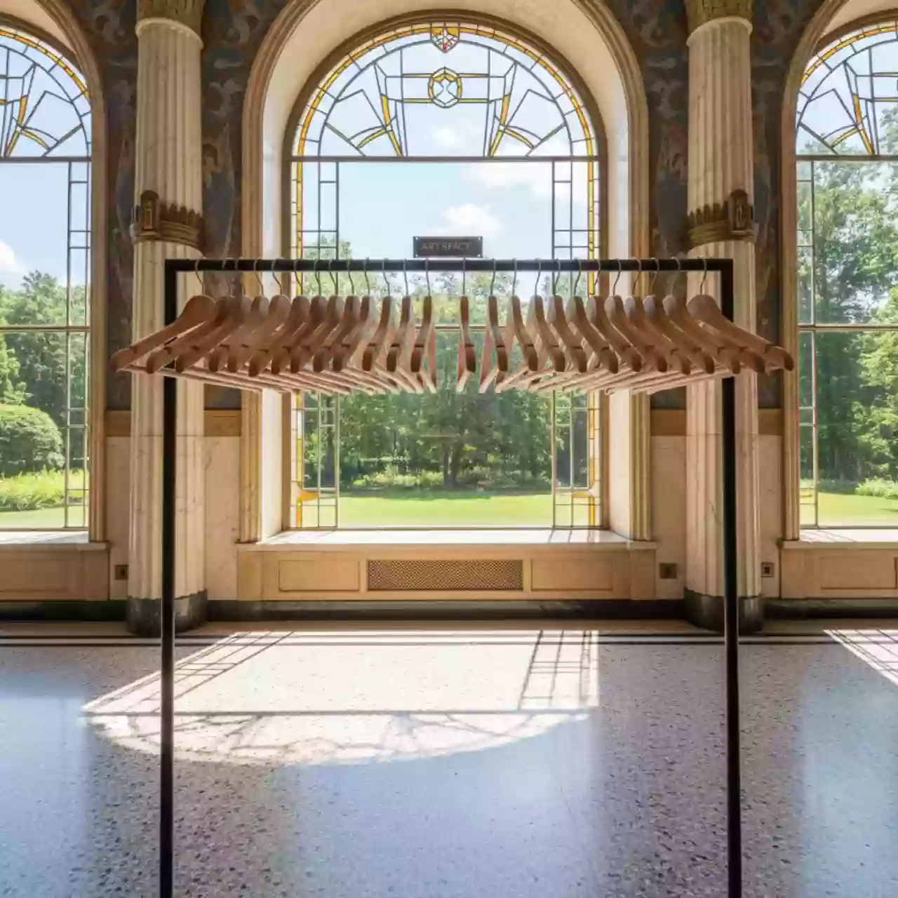 Аренда Вешалка с плечиками комплект 20 штук в санатории «Металлург» — ART SPACE