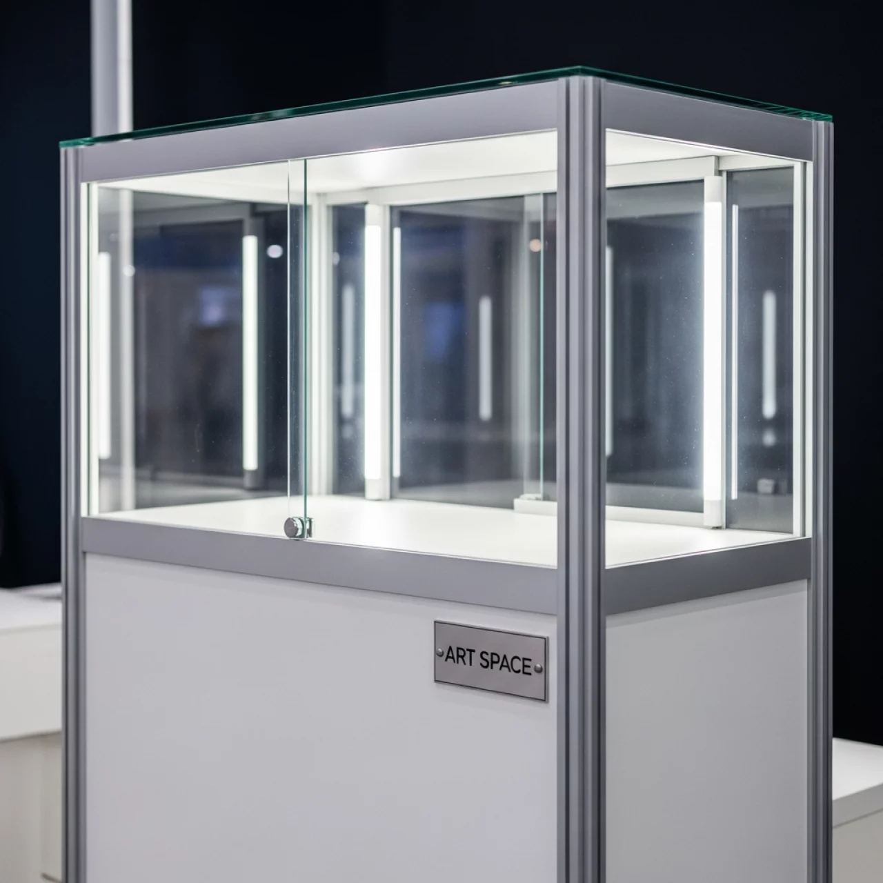 Аренда Витрина большая белая серый конструктив в санатории «Черноморье» — ART SPACE