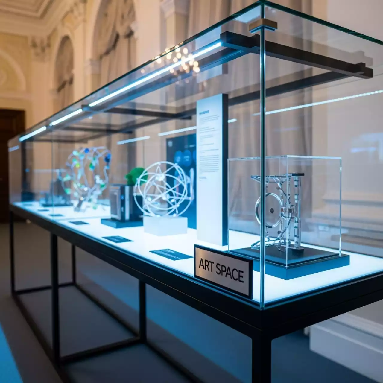 Аренда Витрина широкая в усадьбе Голицына — ART SPACE