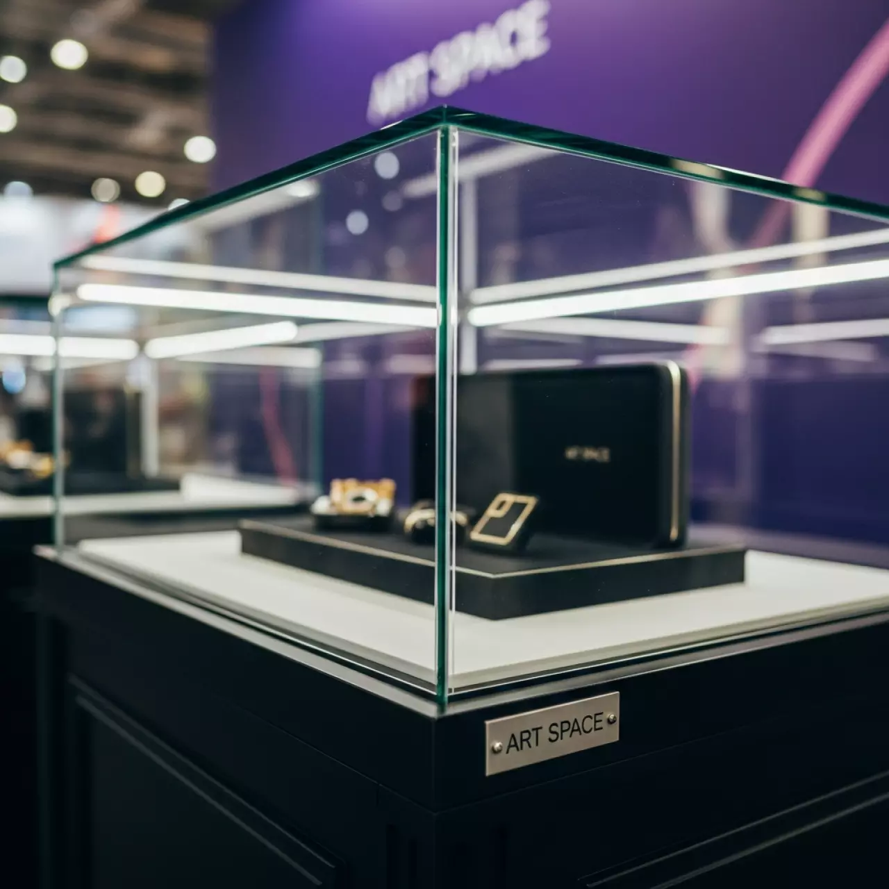 Аренда Витрина Valencia black в Stella di Mosca — ART SPACE