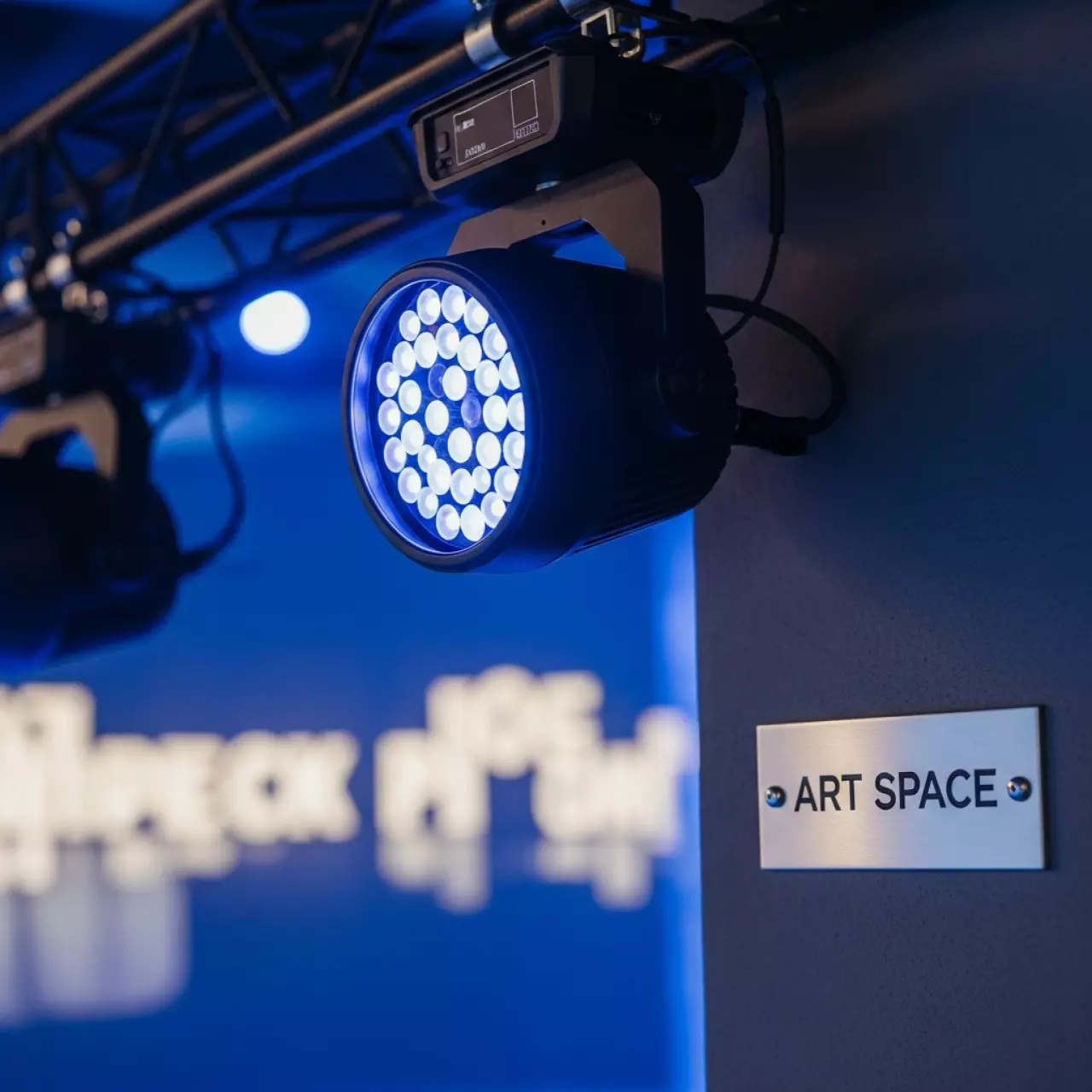 Аренда Вращающаяся голова Anlight ANLT1044 RGBWA UV wash в Ледовом дворце «Айсберг» — ART SPACE